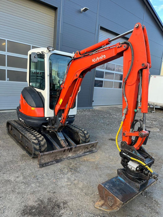 Mini-pelle Kubota U25-3EU avec remorque – 2012 – 2 697 h – 2,5 t